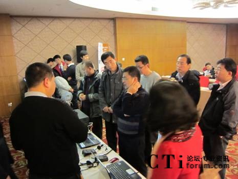 參會者現(xiàn)場觀看演示環(huán)境